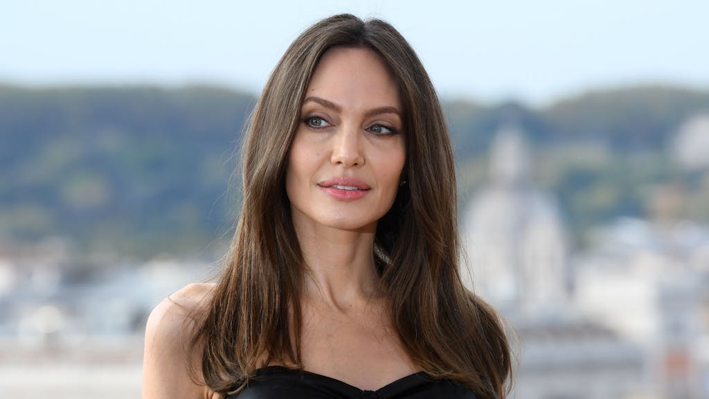 Schauspielerin Angelina Jolie lässt sich beim Fototermin des Films «Eternals» im Hotel de la Ville fotografieren.