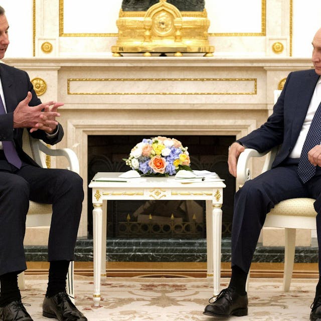 Ein vom Kreml am 14.09.2021 zur Verfügung gestelltes Bild zeigt Wladimir Putin (r), Präsident von Russland, bei einem Treffen mit Baschar al-Assad, Präsident von Syrien, im Kreml.&nbsp;