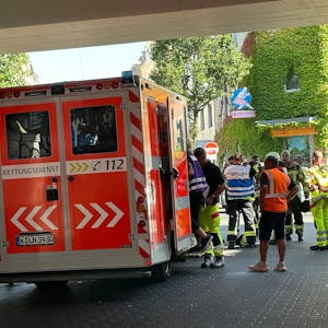 Ein Wagen des Rettungsdienstes steht an der S-Bahn-Haltestelle Trimbornstraße in Köln-Kalk.
