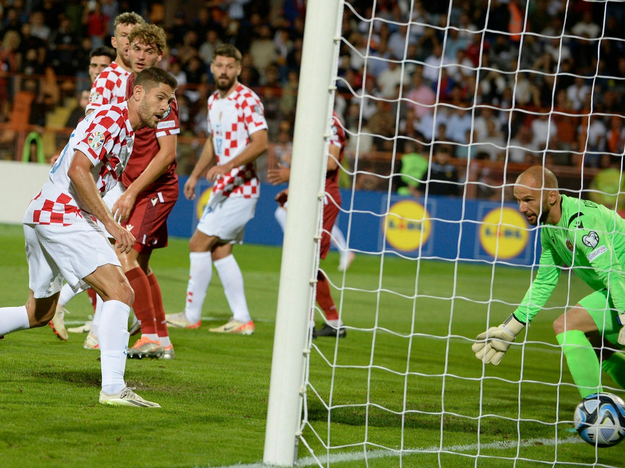 Andrej Kramaric (l) macht ein Tor gegen Armenien in der Qualifikation zur Fußball-Europameisterschaft 2024 in Deutschland.
