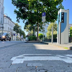 Eine E-Ladesäule in Leverkusen: Die Stadt bildet im nrw-weiten Vergleich beim Ausbau der Ladeinfrakstruktur das Schlusslicht.
