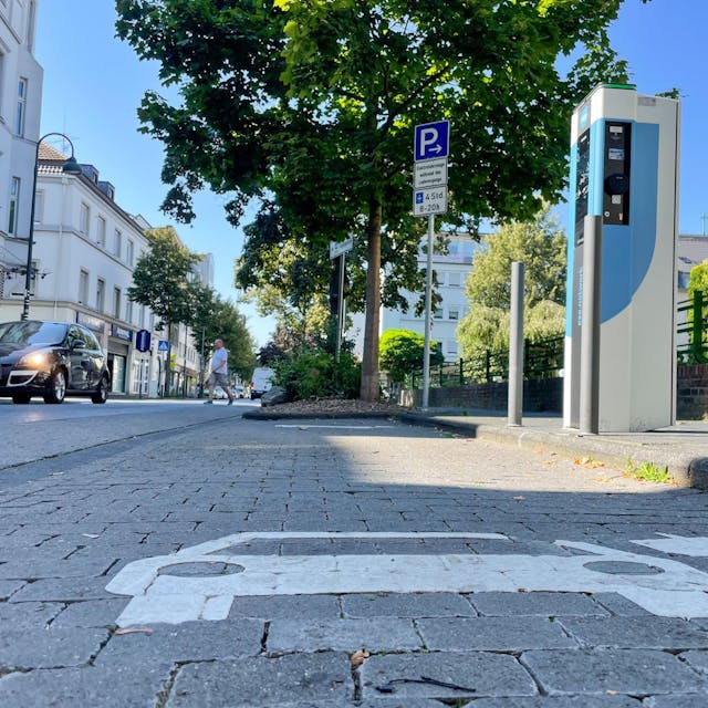 Eine E-Ladesäule in Leverkusen: Die Stadt bildet im nrw-weiten Vergleich beim Ausbau der Ladeinfrakstruktur das Schlusslicht.
