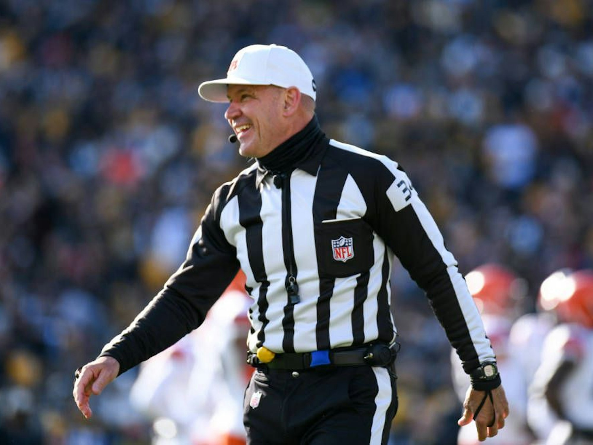 NFL-Referee Clete Blakeman geht über das Spielfeld. 
