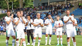 Die Spieler von Borussia Mönchengladbach applaudieren den mitgereisten Fans nach dem Testspiel in Saarbrücken am 22. Juli 2023.