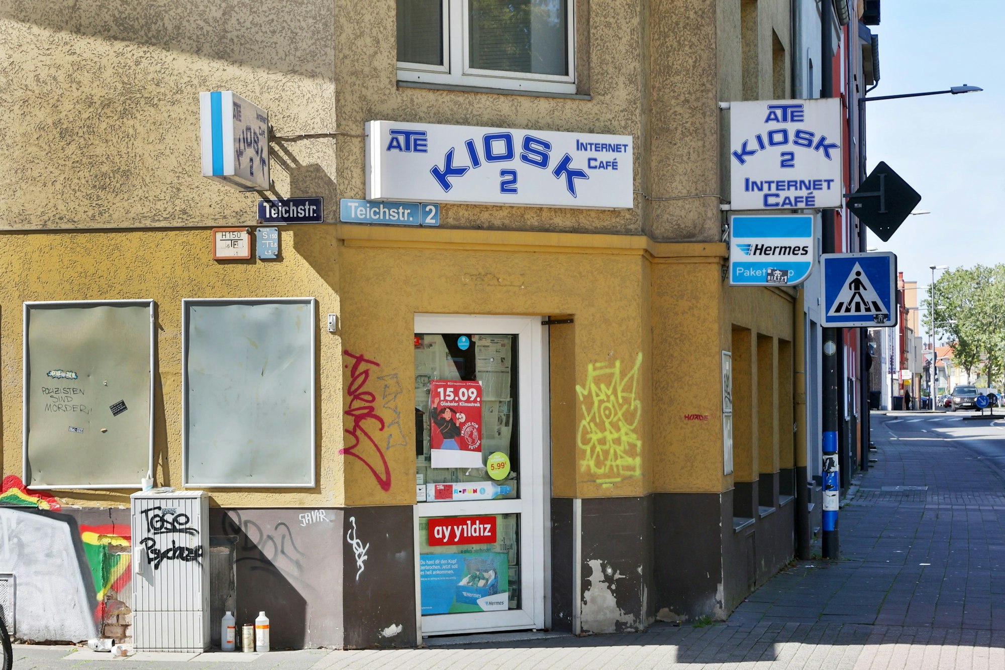 Das leerstehende Ladenlokal eines Kiosks mit verschmierter Fassade und mit Zeitung verklebter Eingangstür ist zu sehen.