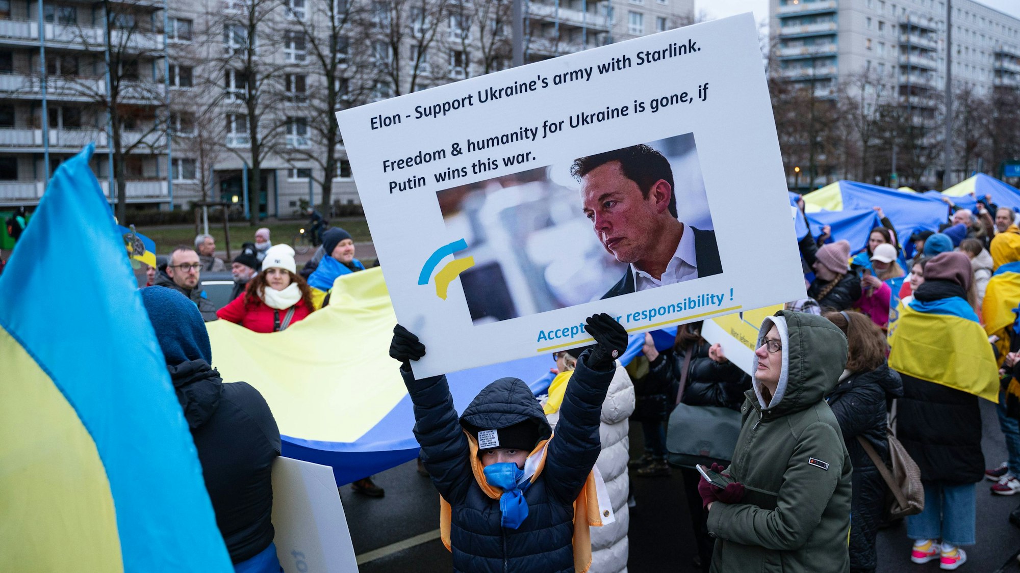 Zum Jahrestag des Kriegsbeginns von Russland in der Ukraine am 24. Februar fordern Demonstranten eine verlässliche Versorgung der ukrainischen Streitkräfte mit dem Starlink-System von Elon Musk. (Archivbild)