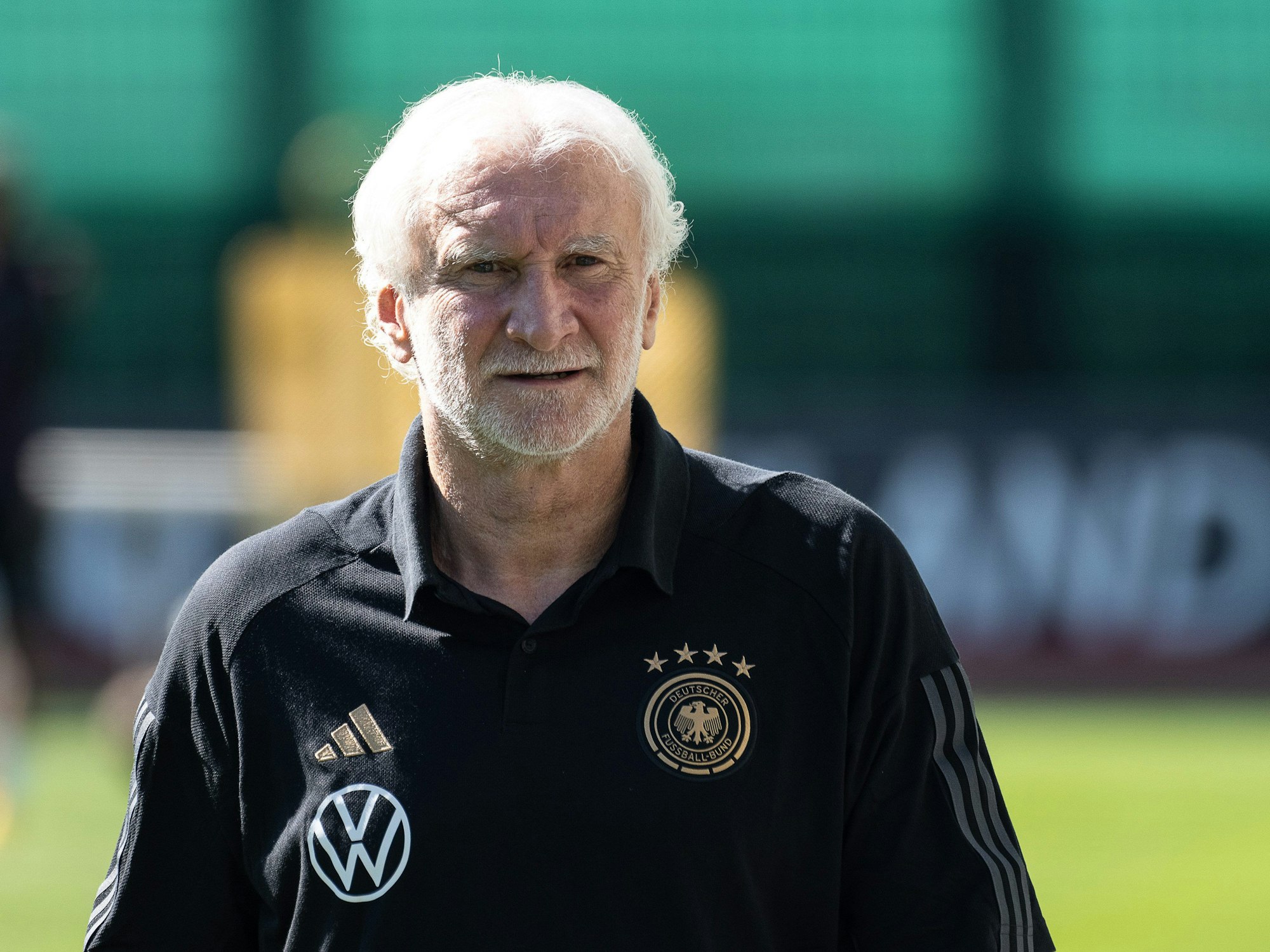 DFB-Sportdirektor Rudi Völler steht auf dem Trainingsplatz.