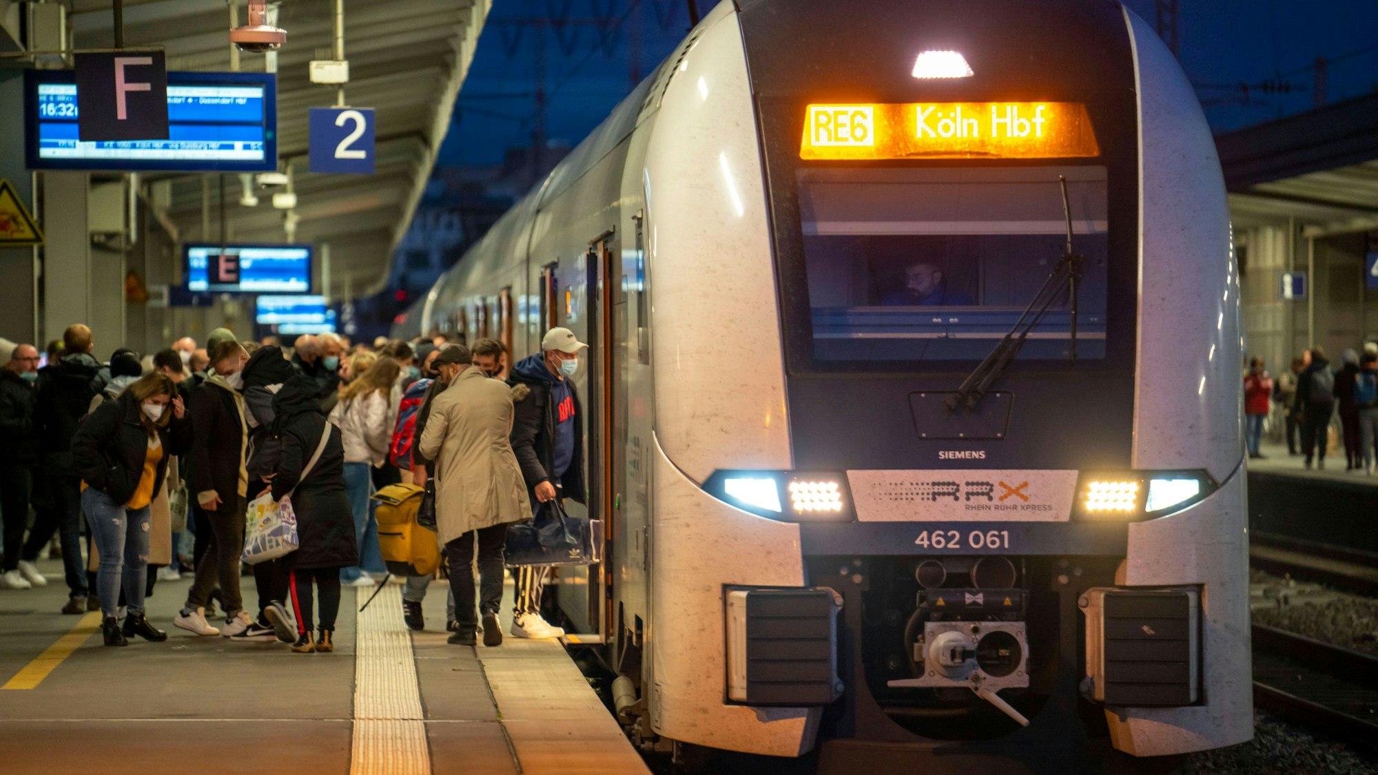 Bahnhof, Nahverkehrszug, Regionalexpress RE6, RRX, nach Köln, fährt ein, Fahrgäste, Essen, NRW, Deutschland, Zugverkehr