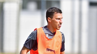 Stefan Lainer trägt im Training von Borussia Mönchengladbach am 12. Juli 2023 ein oranges Leibchen.