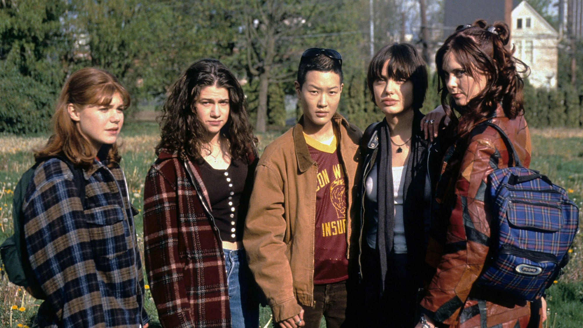 Jenny Shimizu (Mitte) und Angelina Jolie (zweite von rechts) drehten 1996 gemeinsam in „Foxfire“.