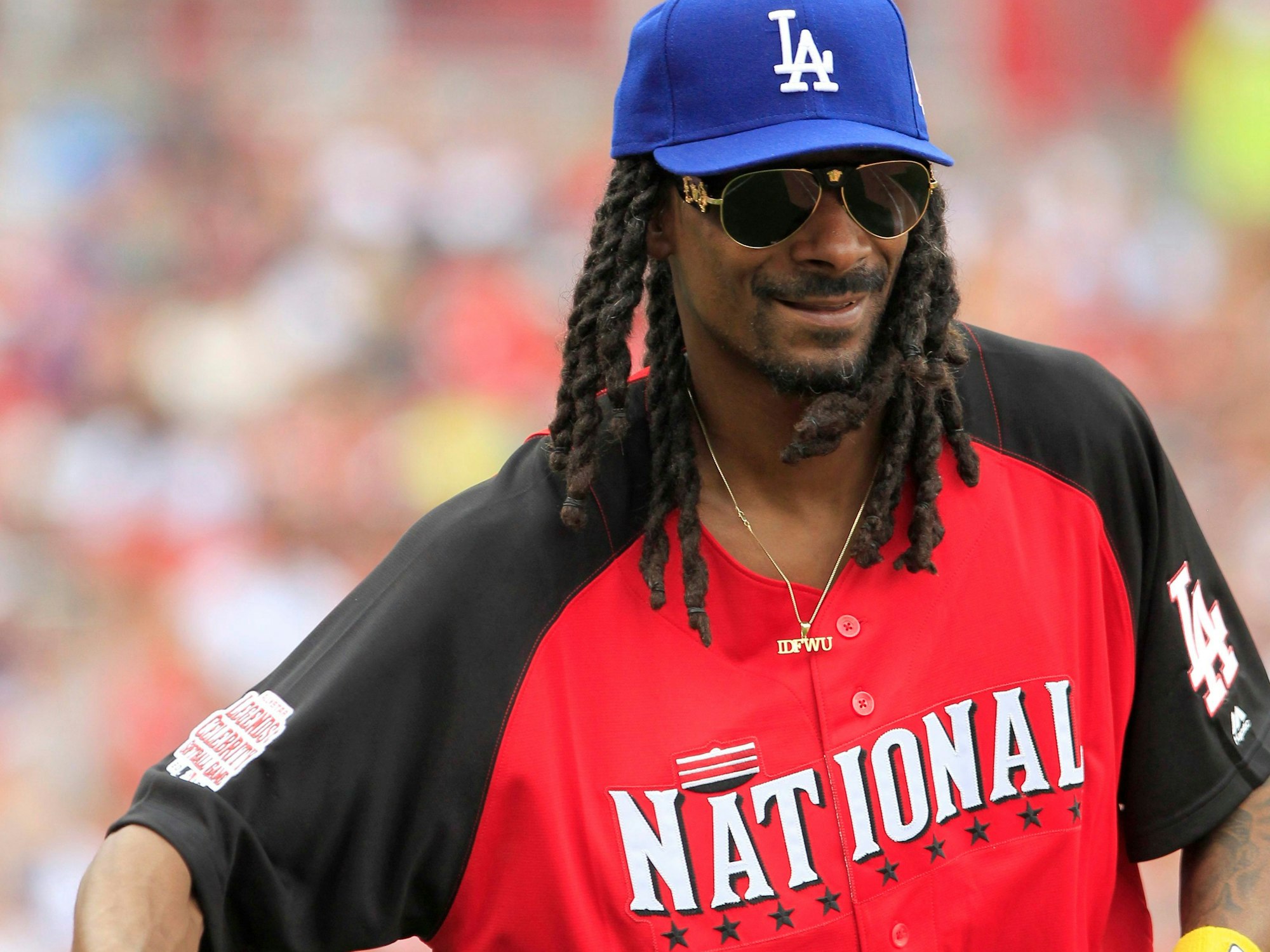 Rapper Snoop Dogg in einem Trikot bei einem Baseball-Spiel in Ohio (USA).