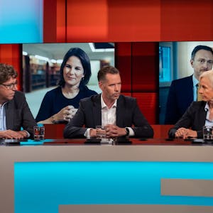 Michael Kellner (Grüne), Christian Dürr (FDP) und Politikwissenschaftlerin Dr. Ursula Münch diskutieren bei „Hart aber fair“ über die Halbzeitbilanz der Ampel-Regierung.
