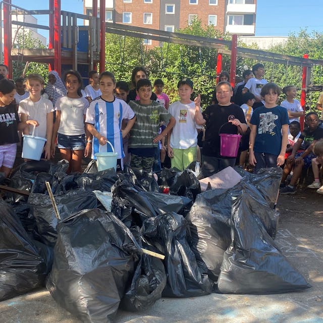 Jungen und Mädchen der Regenbogenschule in Manfort füllten in nur anderthalb Stunden 30 Säcke mit Müll in der Umgebung der Schule. 