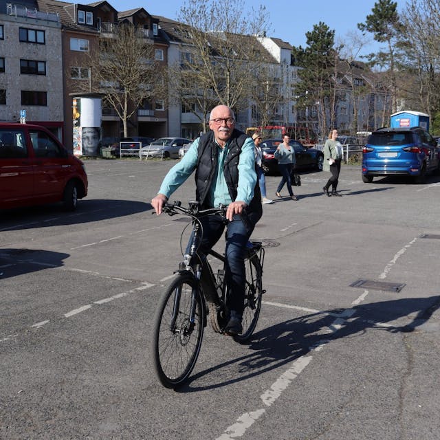 Rainer Drese auf seinem Fahrrad.