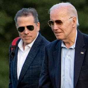 Der US-amerikanische Präsident Joe Biden (r.) und sein Sohn Hunter.&nbsp;