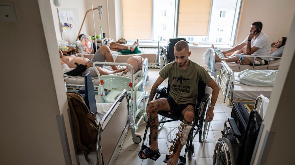 Ein 20-jähriger Helfer aus NRW ist in der Ukraine schwerverletzt worden. Unser Symbolbild zeigt einen ukrainischen Soldaten in einem Krankenhaus in Lwiw.