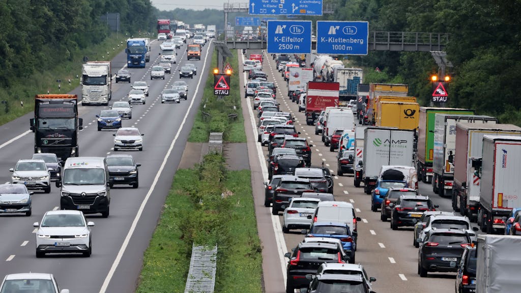 Viele Autos stehen auf der A4 bei Köln im Stau. Beide Fahrtrichtungen sind zu sehen.