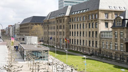 Die Staatskanzlei in Düsseldorf, Sitz des Ministerpräsidenten von Nordrhein-Westfalen, liegt direkt am Rheinufer. Im Bild ist die Fassade des Altbaus zu sehen.