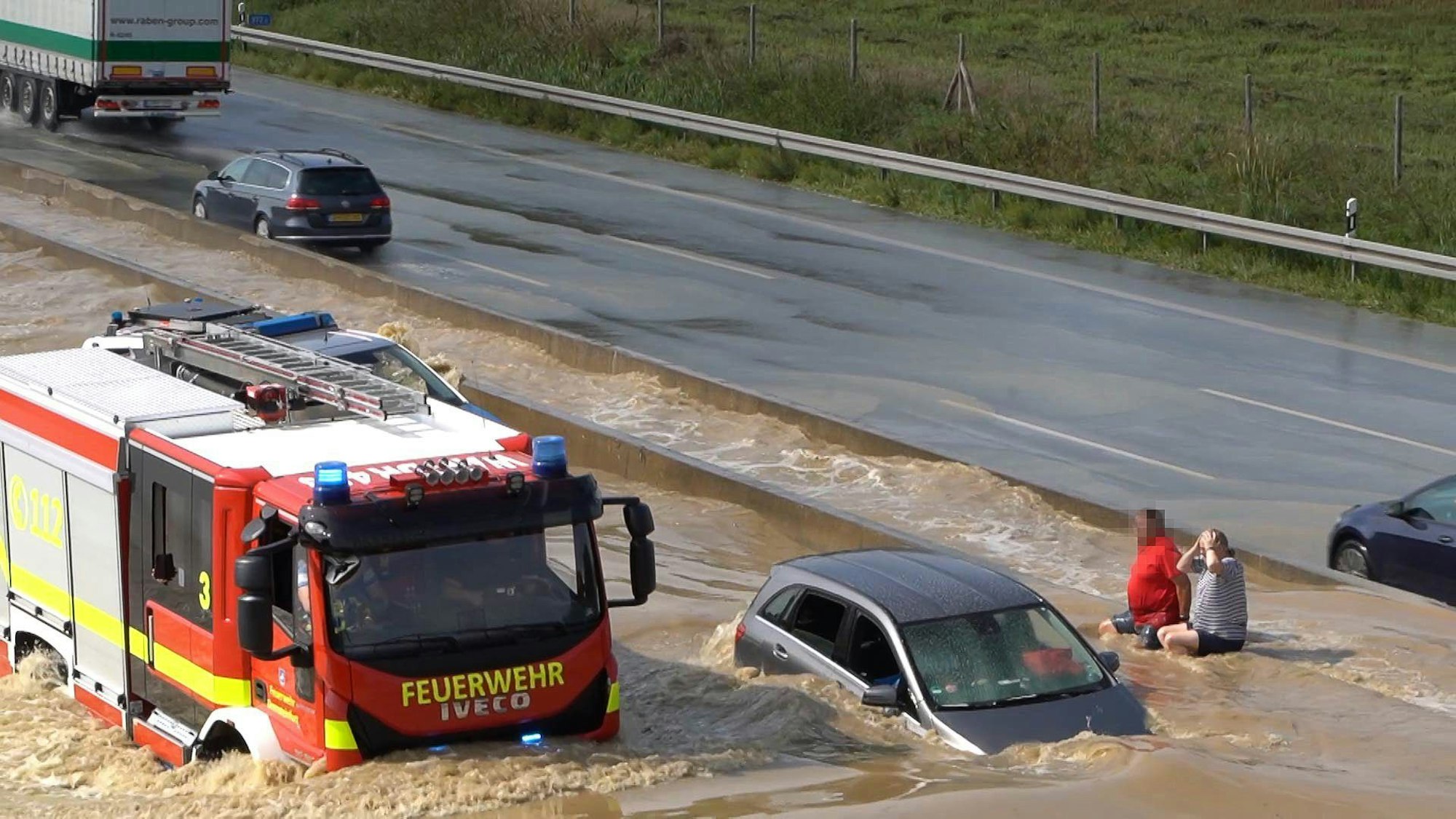 Fahrzeuge stehen auf der nach einem Unwetter auf der überfluteten Fahrbahn der Autobahn 2.