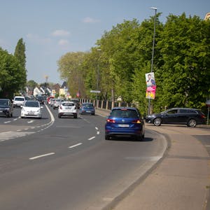 Viele Autos sind auf einer mehrspurigen Straße unterwegs.