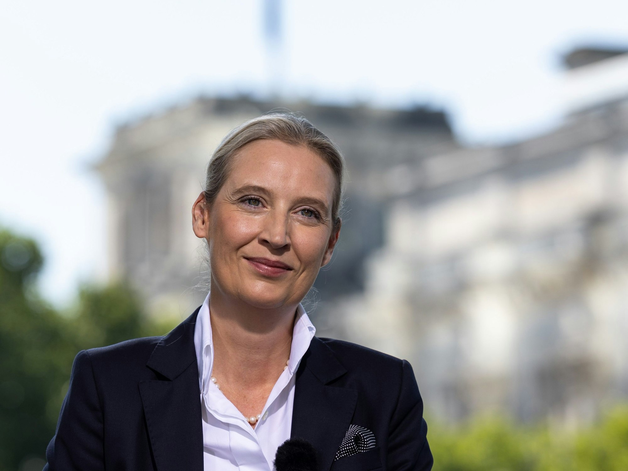 AfD-Bundesparteivorsitzende Alice Weidel lächelt beim ARD-Sommerinterview, das im „Bericht aus Berlin“ gesendet wird.