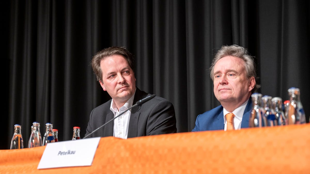 Der Kölner CDU-Chef Karl Alexander Mandl sitzt neben seinem Vorgänger Bernd Petelkau.