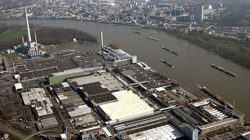 Die Ford-Werke in Köln-Niehl (vorne) und auf der anderen Seite des Rheins das Bayer-Werk in Leverkusen