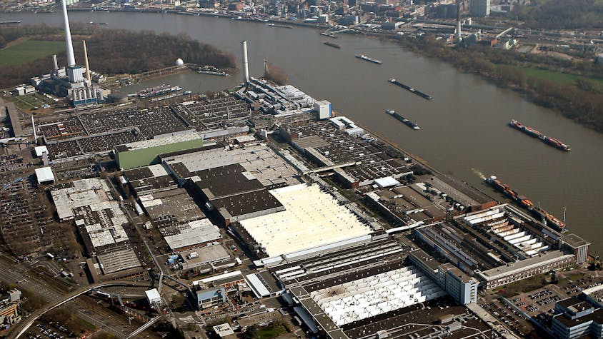 Die Ford-Werke in Köln-Niehl (vorne) und auf der anderen Seite des Rheins das Bayer-Werk in Leverkusen