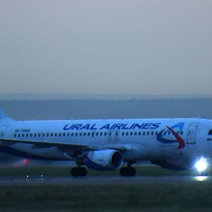 Ein Airbus A320 der russischen Fluggesellschaft Ural Airlines bei einer Landung. An der Nase des Flugzeugs leuchtet eine Warnlampe.&nbsp;