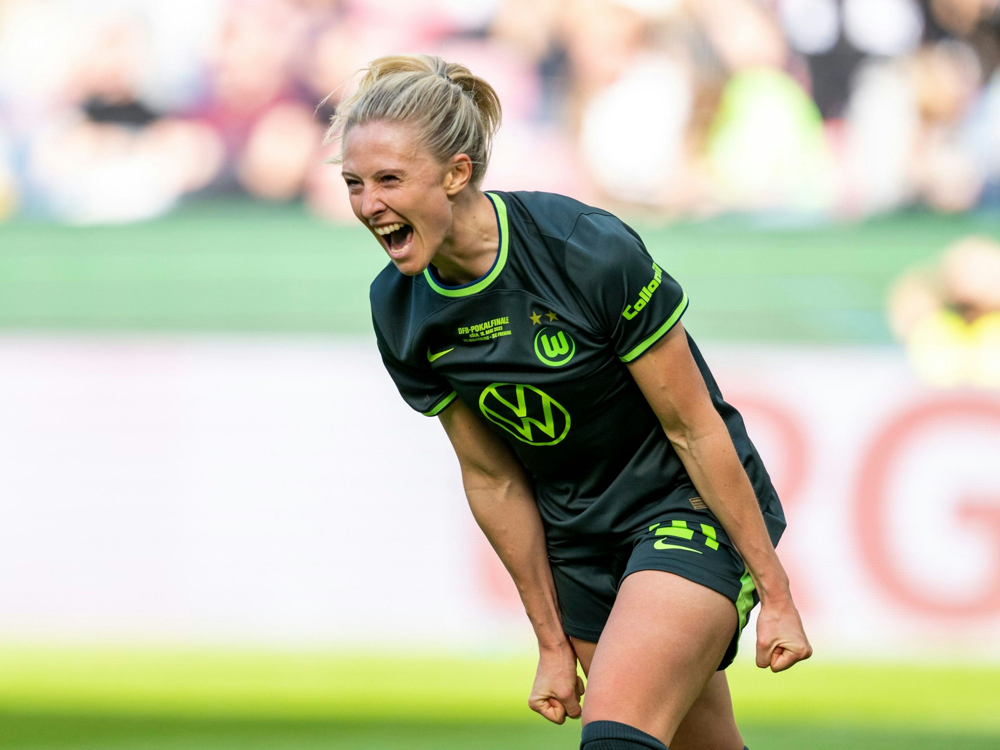 Wolfsburgs Rebecka Blomqvist jubelt nach ihrem Tor zum 2:1.