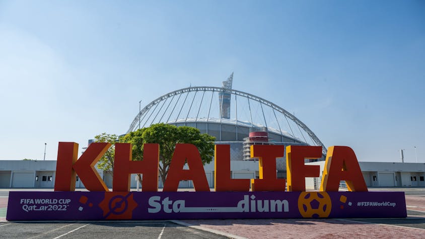 Katar, Doha: Der Schriftzug ·Khalifa Stadium· steht vor dem gleichnamigen Stadion in der Wüstenstadt.
