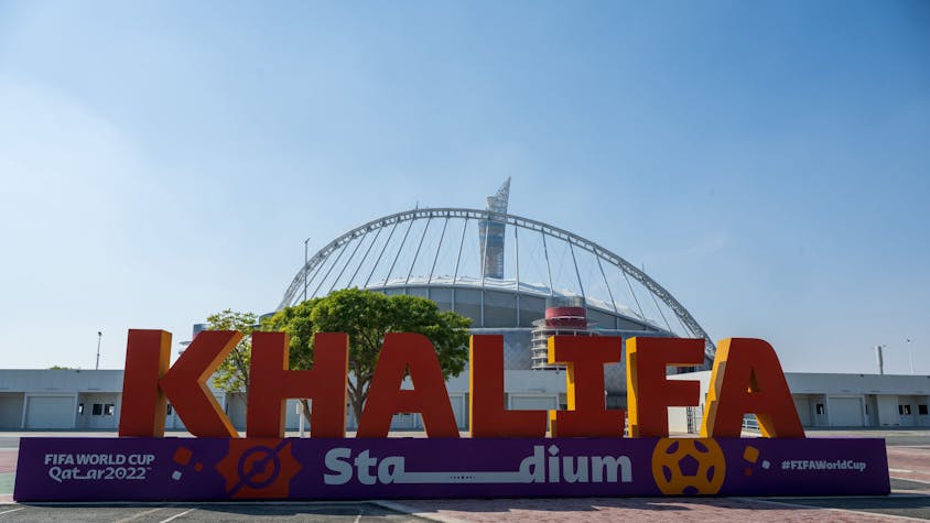 Katar, Doha: Der Schriftzug ·Khalifa Stadium· steht vor dem gleichnamigen Stadion in der Wüstenstadt.