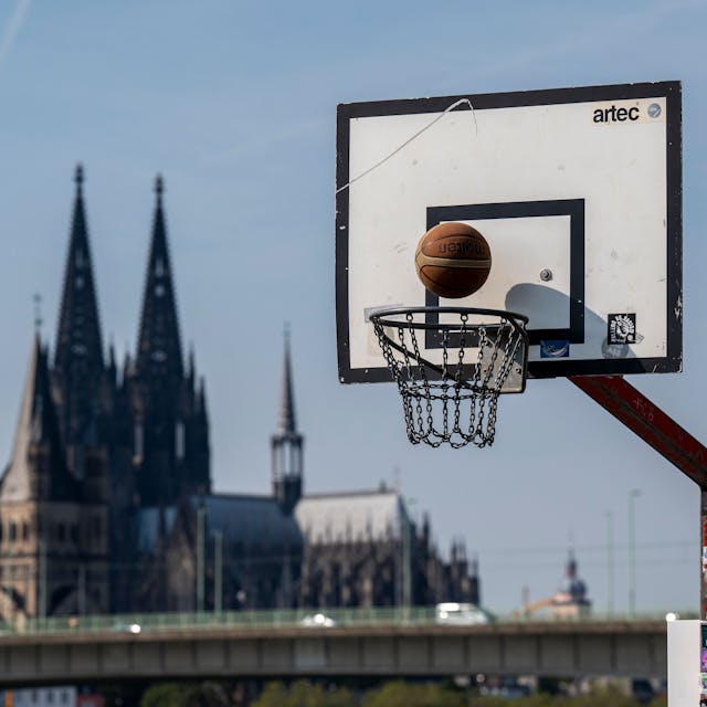 Basketballkorb mit Kölner Dom im Hintergrund