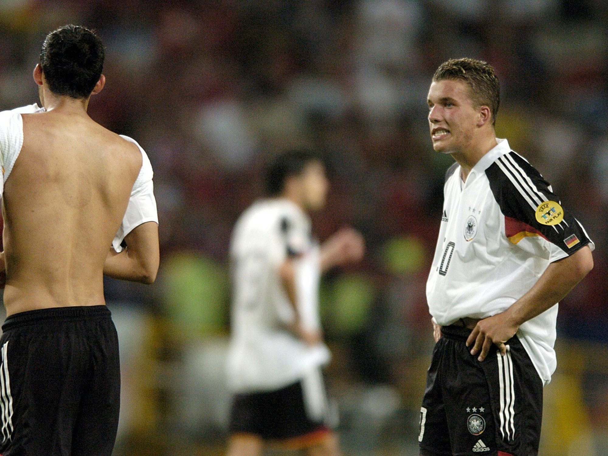 Die deutschen Spieler Lukas Podolski (r.) und Kevin Kuranyi stehen nach dem Abpfiff enttäuscht auf dem Platz.