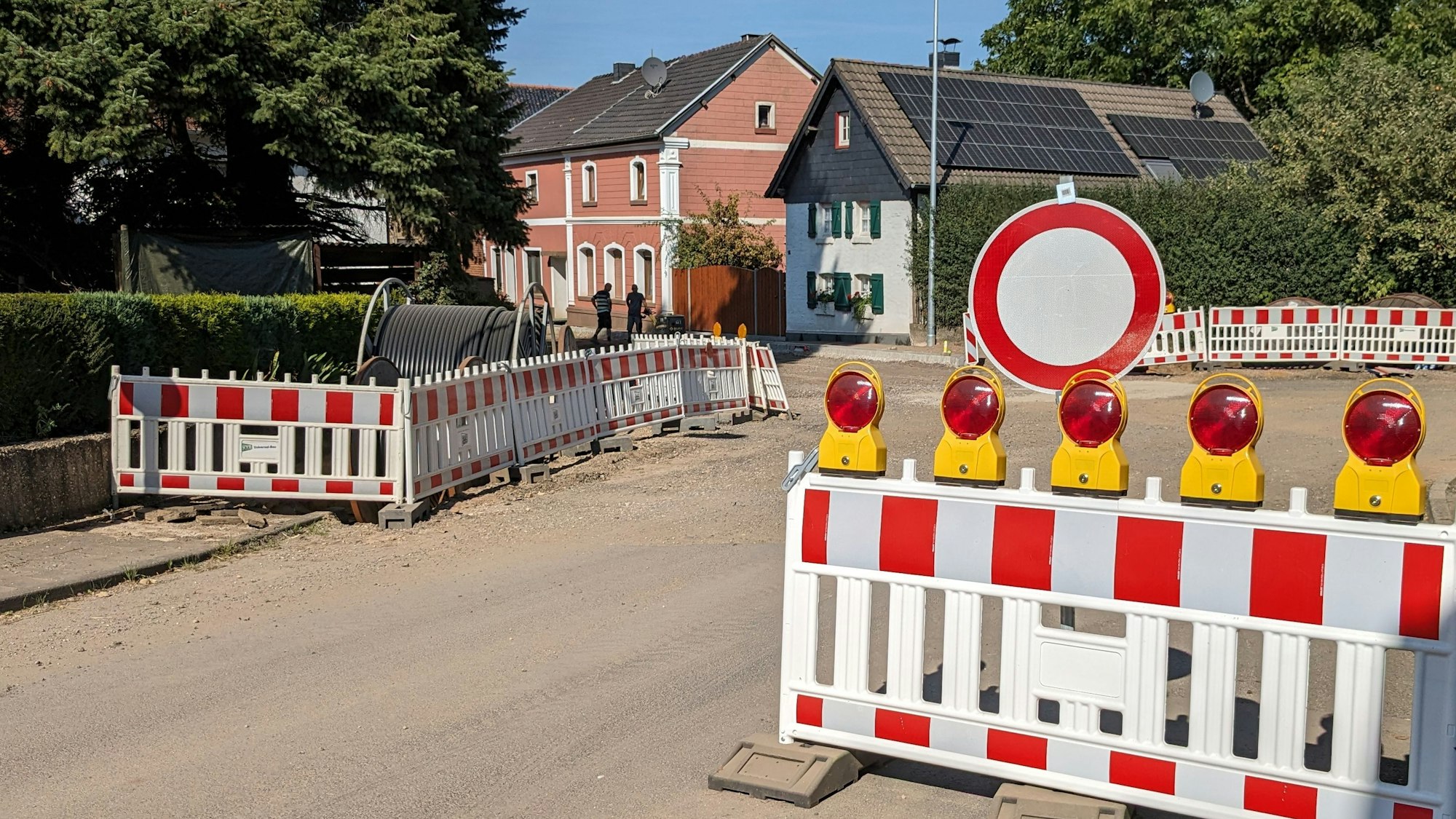 Baustelle zur Erneuerung der Ortsdurchfahrt Weyer: An einer Absperrung ist das Verkehrszeichen 250 („Verbot der Durchfahrt“) angebracht.