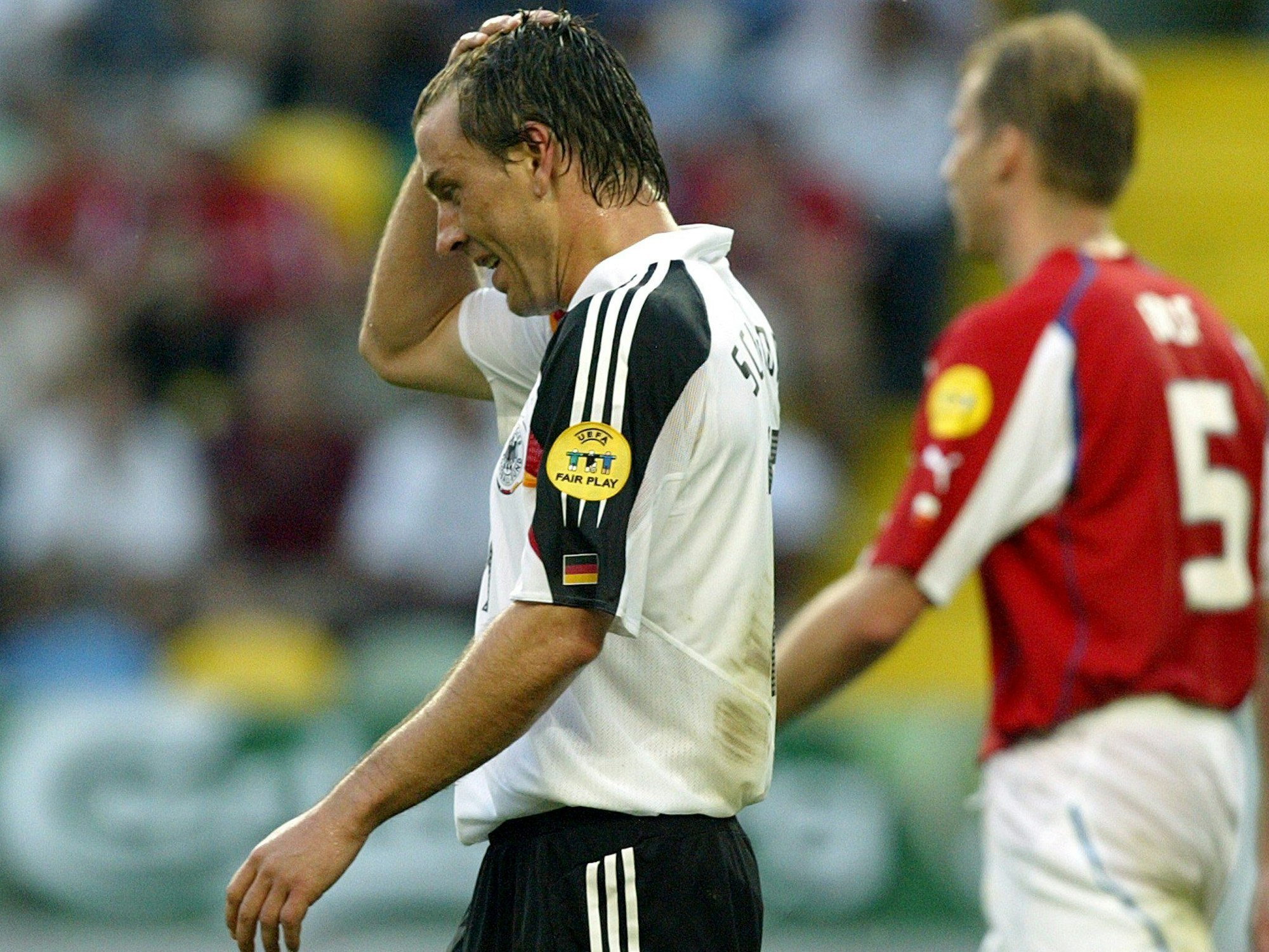 Der Deutsche Bernd Schneider geht nach einer vergebenen Chance enttäuscht zurück, im Hintergrund der Tscheche Rene Bolf.