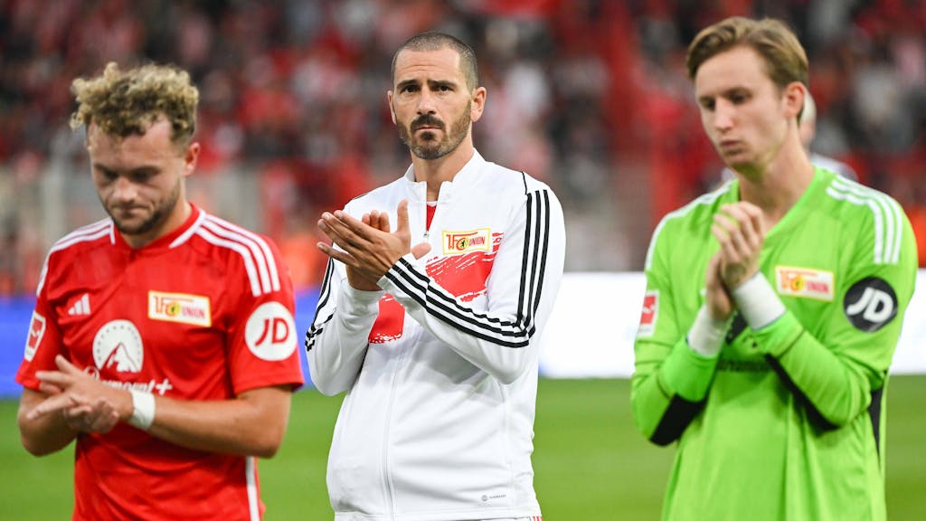 Unions Benedict Hollerbach (l.), Leonardo Bonucci (M.) und Frederik Rönnow sind enttäuscht nach der Niederlage gegen Leipzig.
