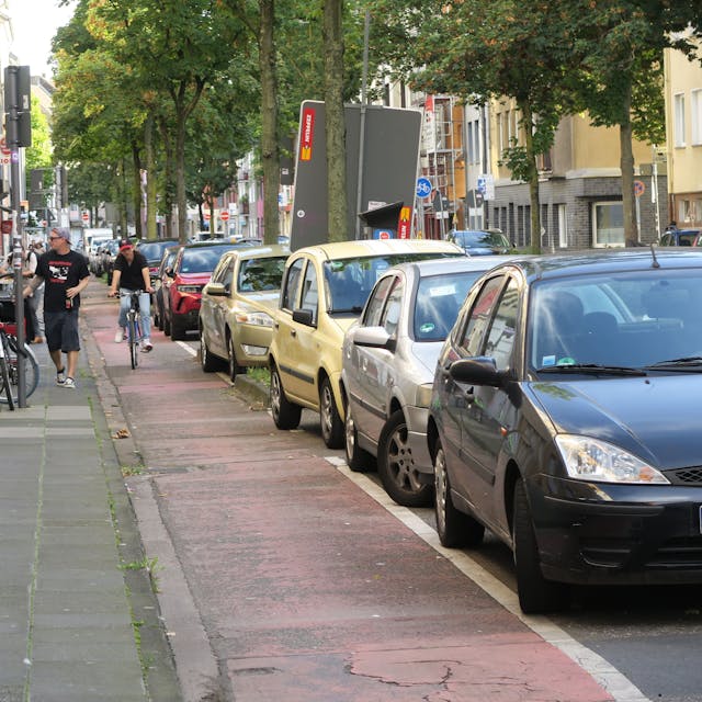 Ein Radfahrer nutzt den Radweg auf der Kalk-Mülheimer-Straße zwischen Bürgersteig und parkenden Autos.&nbsp;