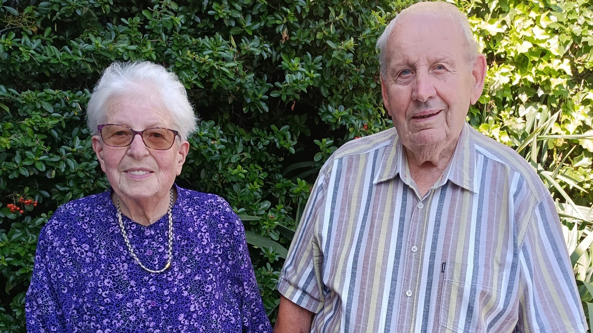 Das Bild zeigt Hand in Hand das Paar, das seit 60 Jahren glücklich verheiratet ist.