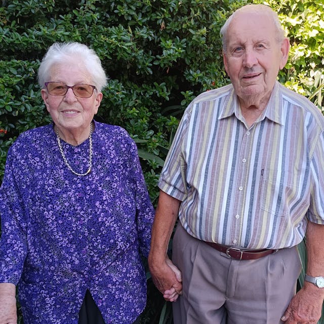 Das Bild zeigt Hand in Hand das Paar, das seit 60 Jahren glücklich verheiratet ist.
