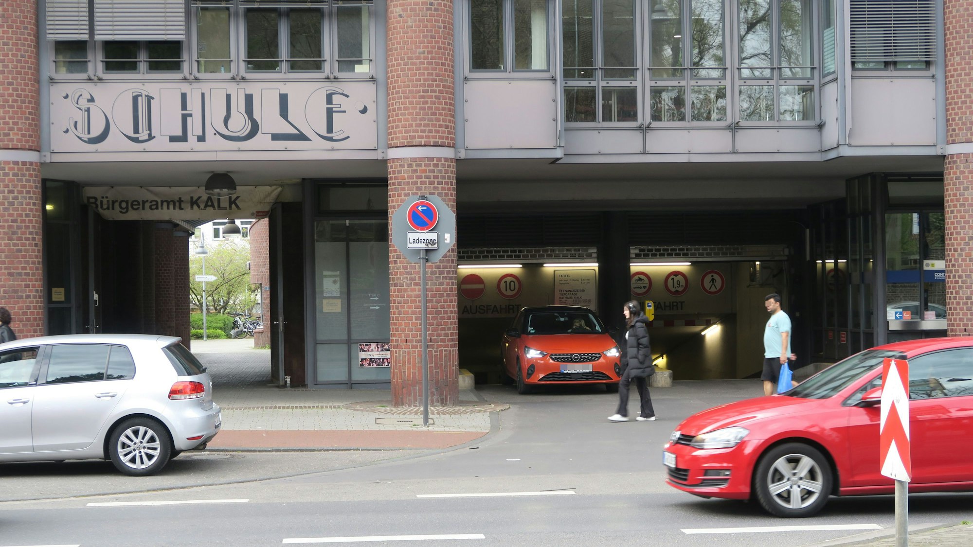 Der Eingang zur Parkgarage unter dem Bürgeramt von der Kalker Hauptstraße aus.