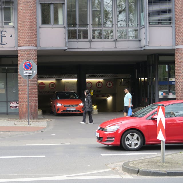 Der Eingang zur Parkgarage unter dem Bürgeramt von der Kalker Hauptstraße aus.
