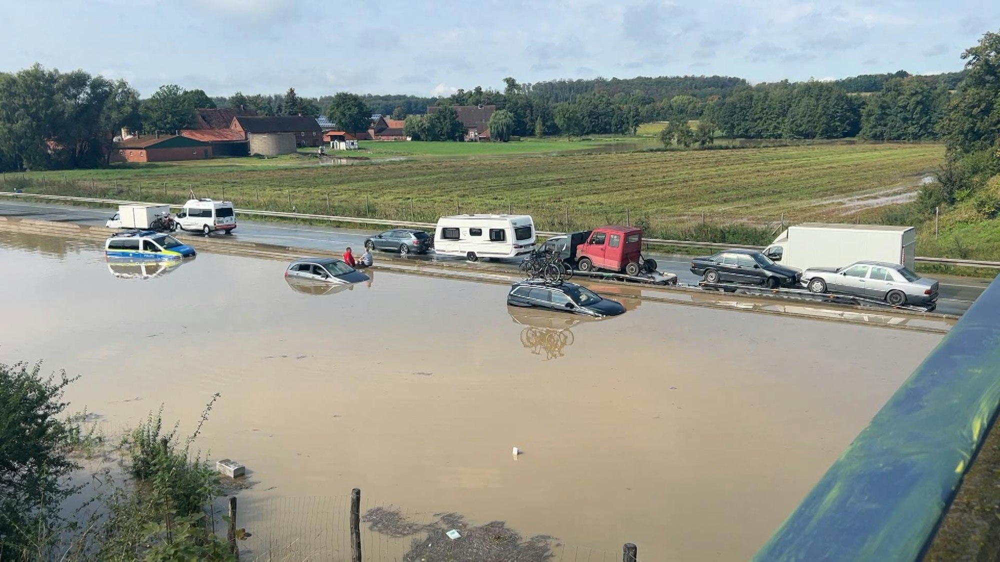 Unwetter haben am Dienstag in Nordrhein-Westfalen vereinzelt für überflutete Straßen und vollgelaufene Keller gesorgt. Die Autobahn 2 musste zwischen Beckum und Oelde (Kreis Warendorf) in Richtung Hannover gesperrt werden