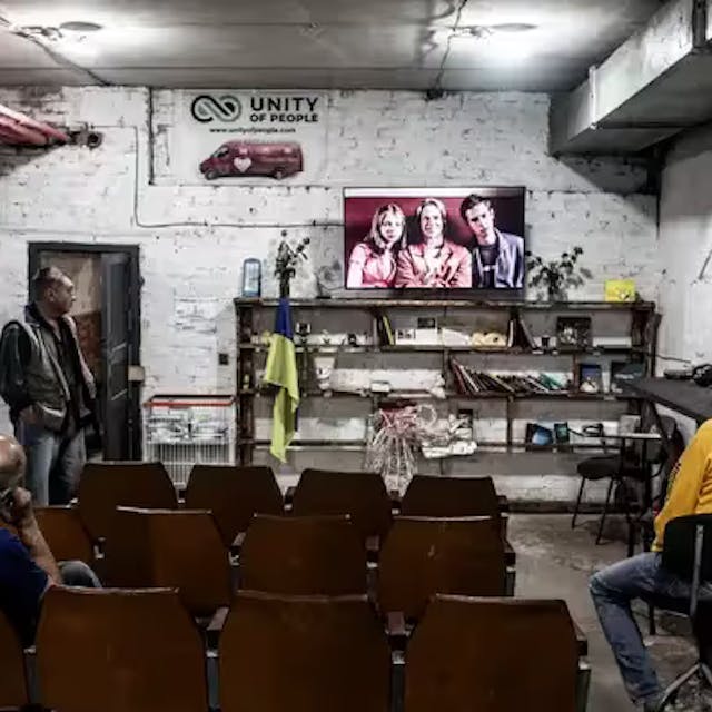 Bewohner schauen einen Film im Tresorraum des Stabilisierungspunktes in Huljajpole.&nbsp;