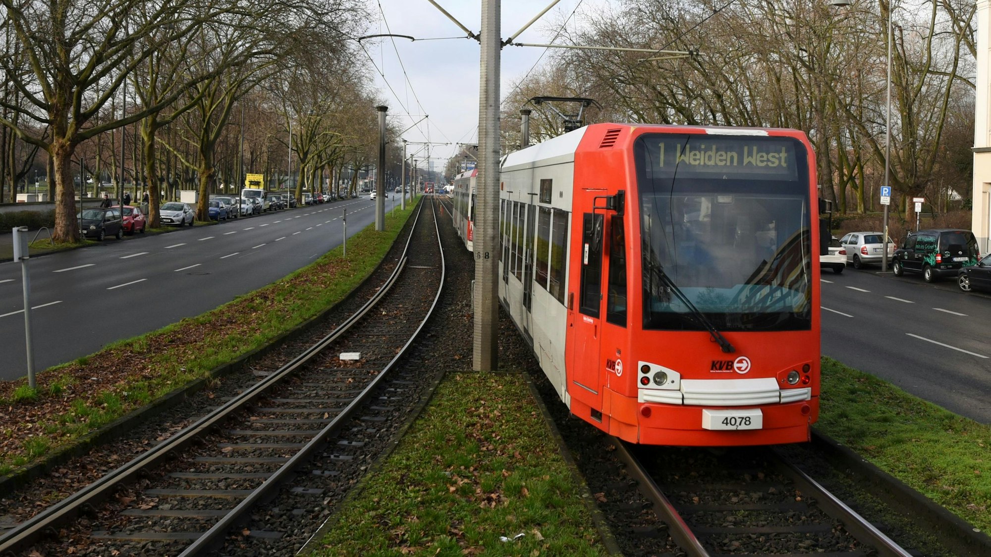 Eine Stadtbahn der Linie 1 mit Fahrtziel Weiden West