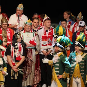 Jecke bei der 1. FC Köln Karnevalssitzung 2023



