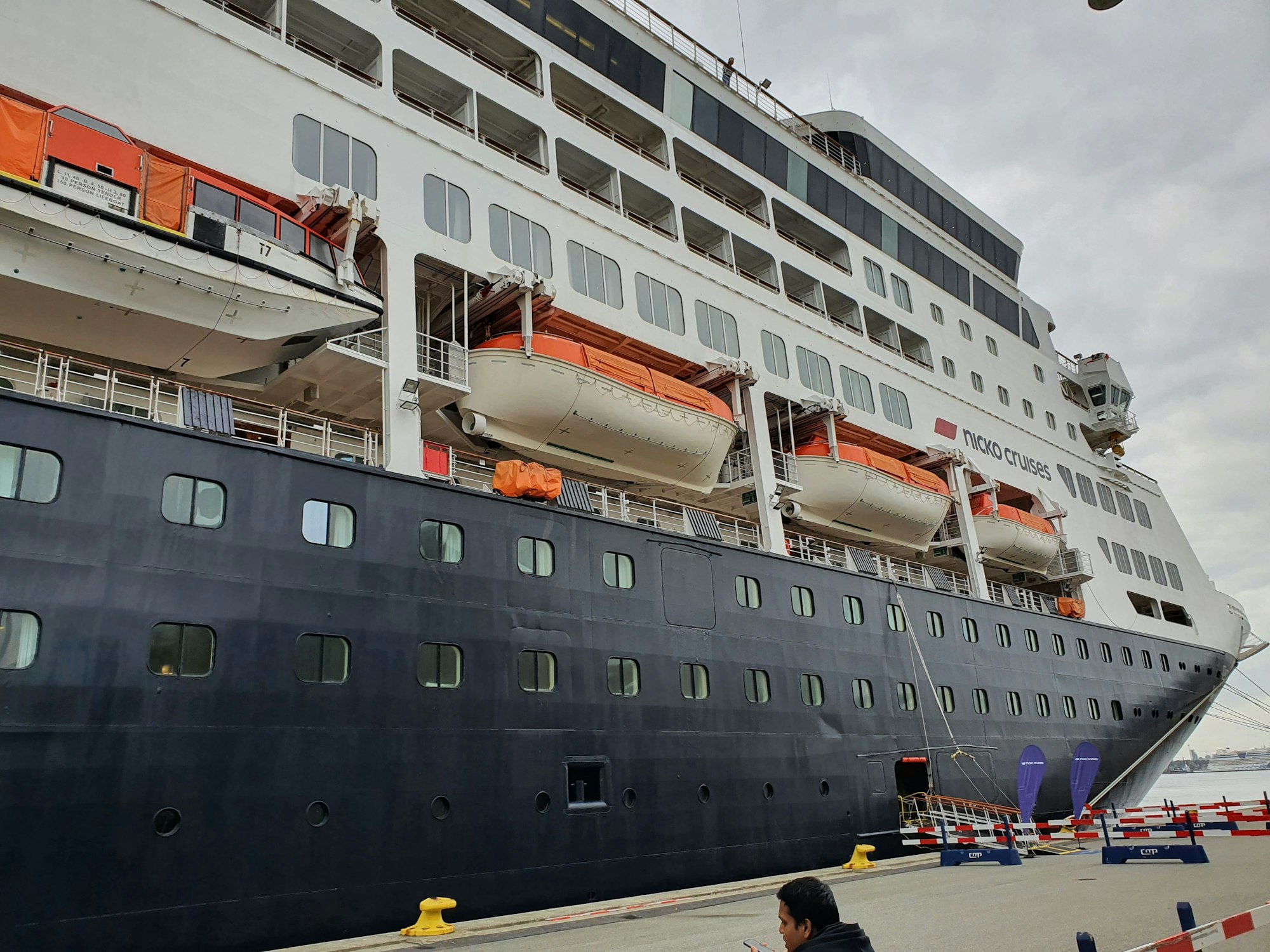 Hier zu sehen: Das Kreuzfahrtschiff „Vasco da Gama“ von Nicko Reisen, welches am 13. September 2013 von Schlepperbooten in den Kopenhagener Hafen manövriert wurde.