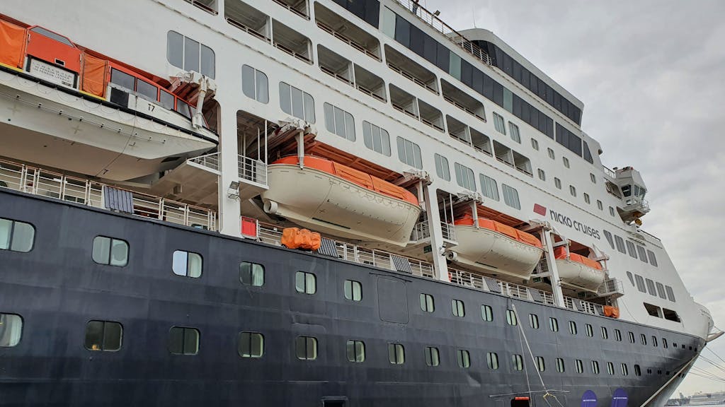 Hier zu sehen: Das Kreuzfahrtschiff „Vasco da Gama“ von Nicko Reisen, welches am 13. September 2013 von Schlepperbooten in den Kopenhagener Hafen manövriert wurde.&nbsp;