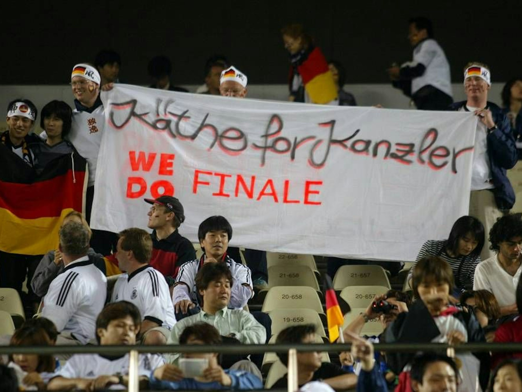Fans mit einem Banner für Rudi Völler.