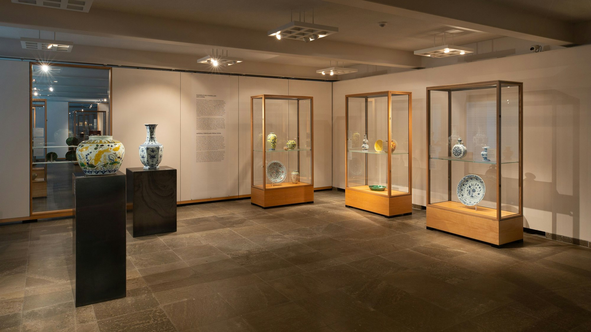 Blick in den Ausstellungsraum, aus dem die Täter die Porzellan-Objekte aus den Vitrinen gestohlen haben.